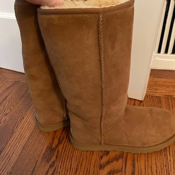 UGG Classic II genuine shearling lined tall boot - Picture 2 of 7